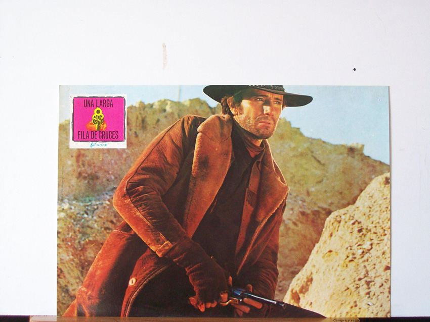 UNA LARGA FILA DE CRUCES