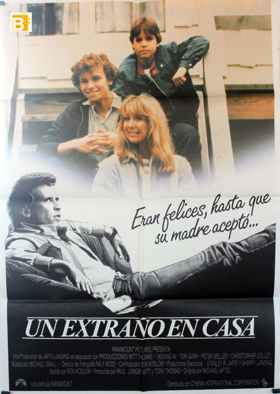 UN EXTRA�O EN CASA