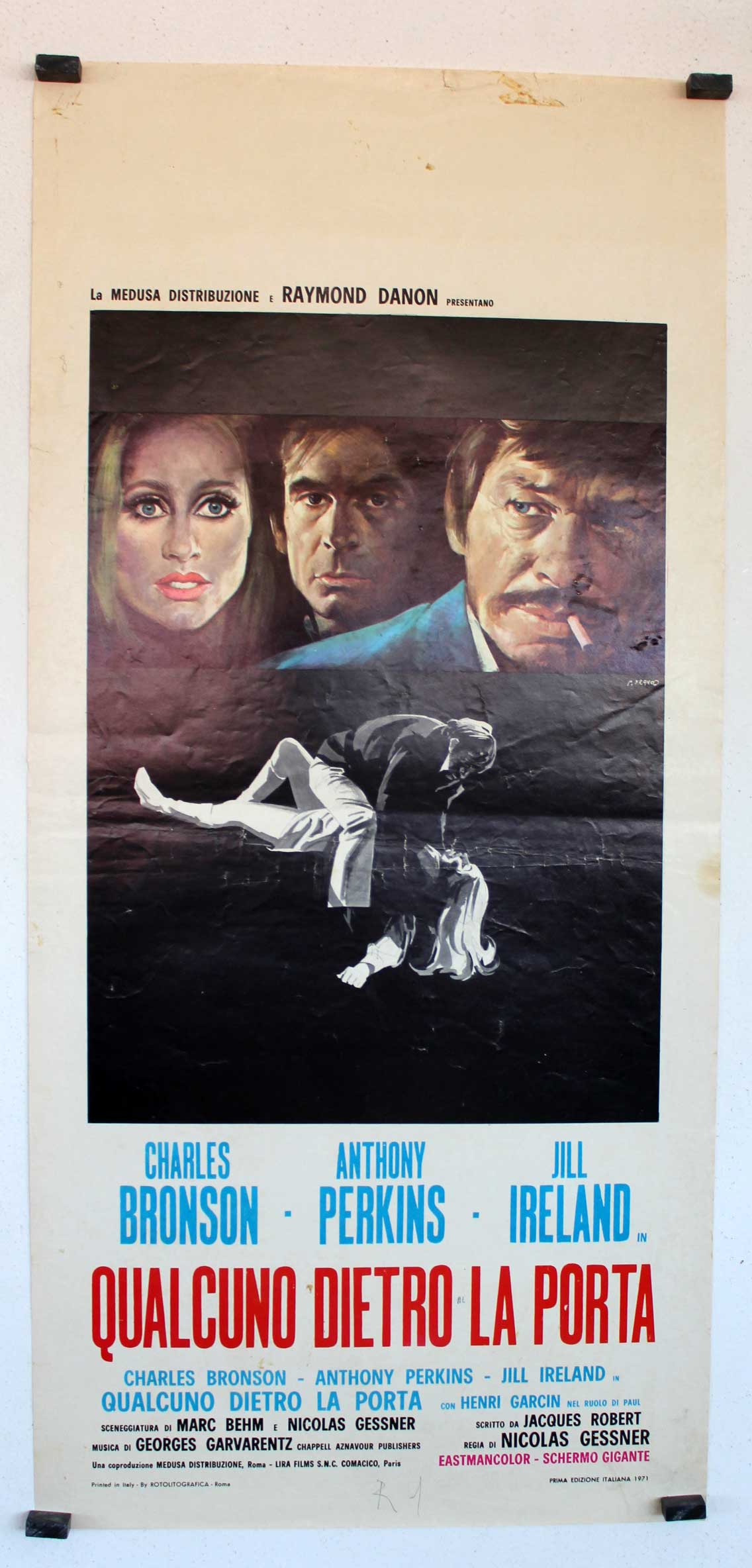 QUALCUNO DIETRO LA PORTA