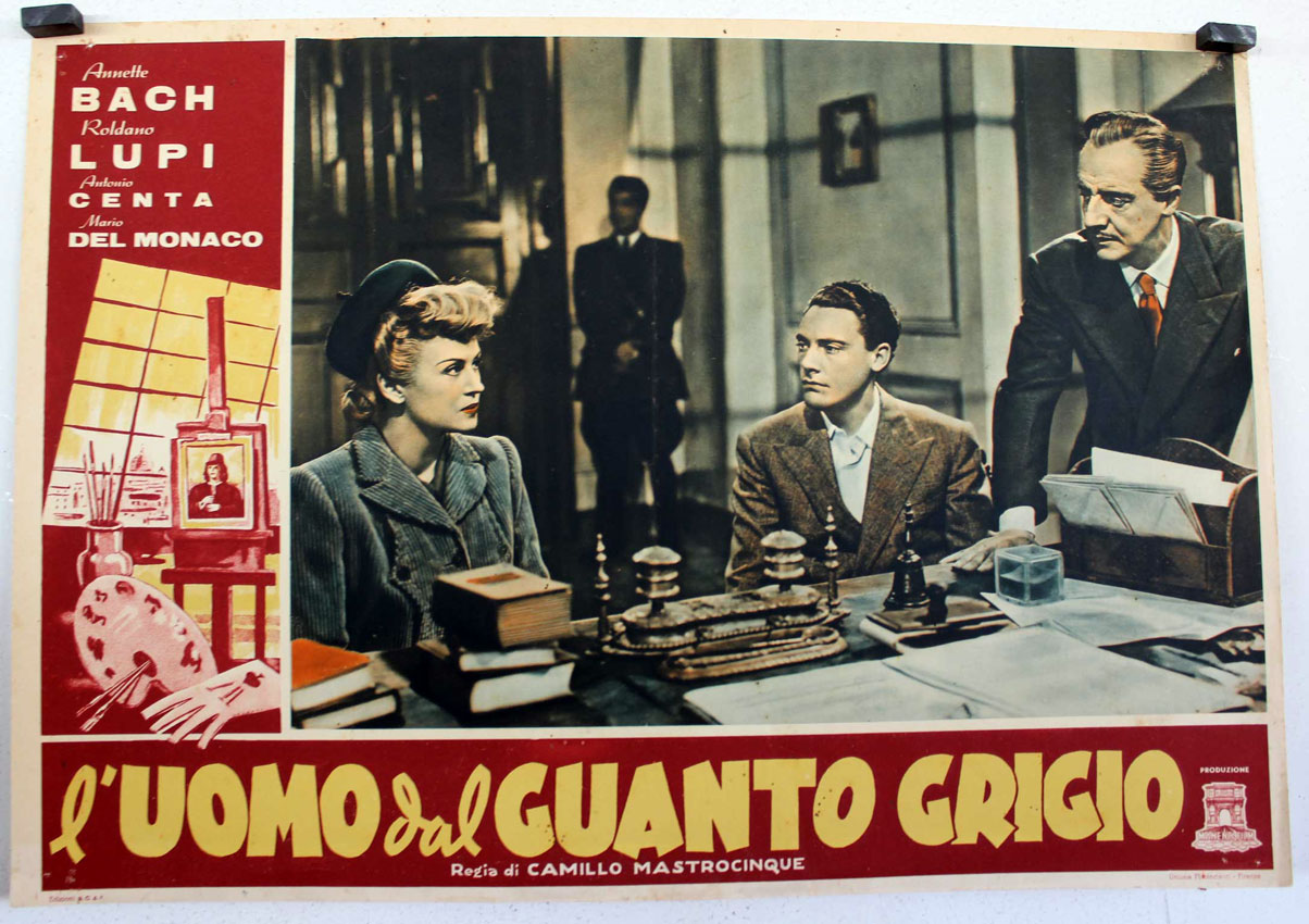 LUOMO DAL GUANTO GRIGIO