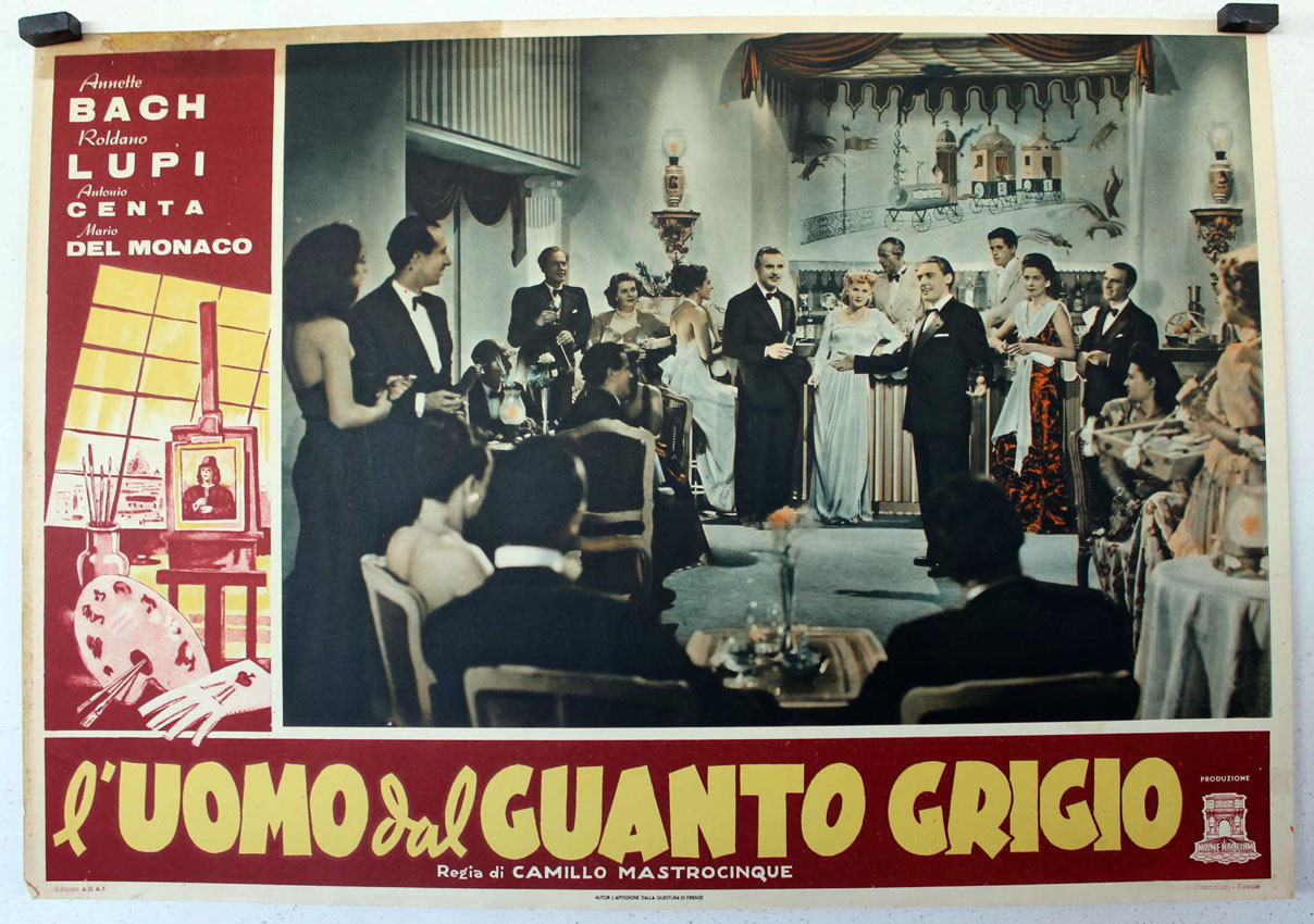 LUOMO DAL GUANTO GRIGIO