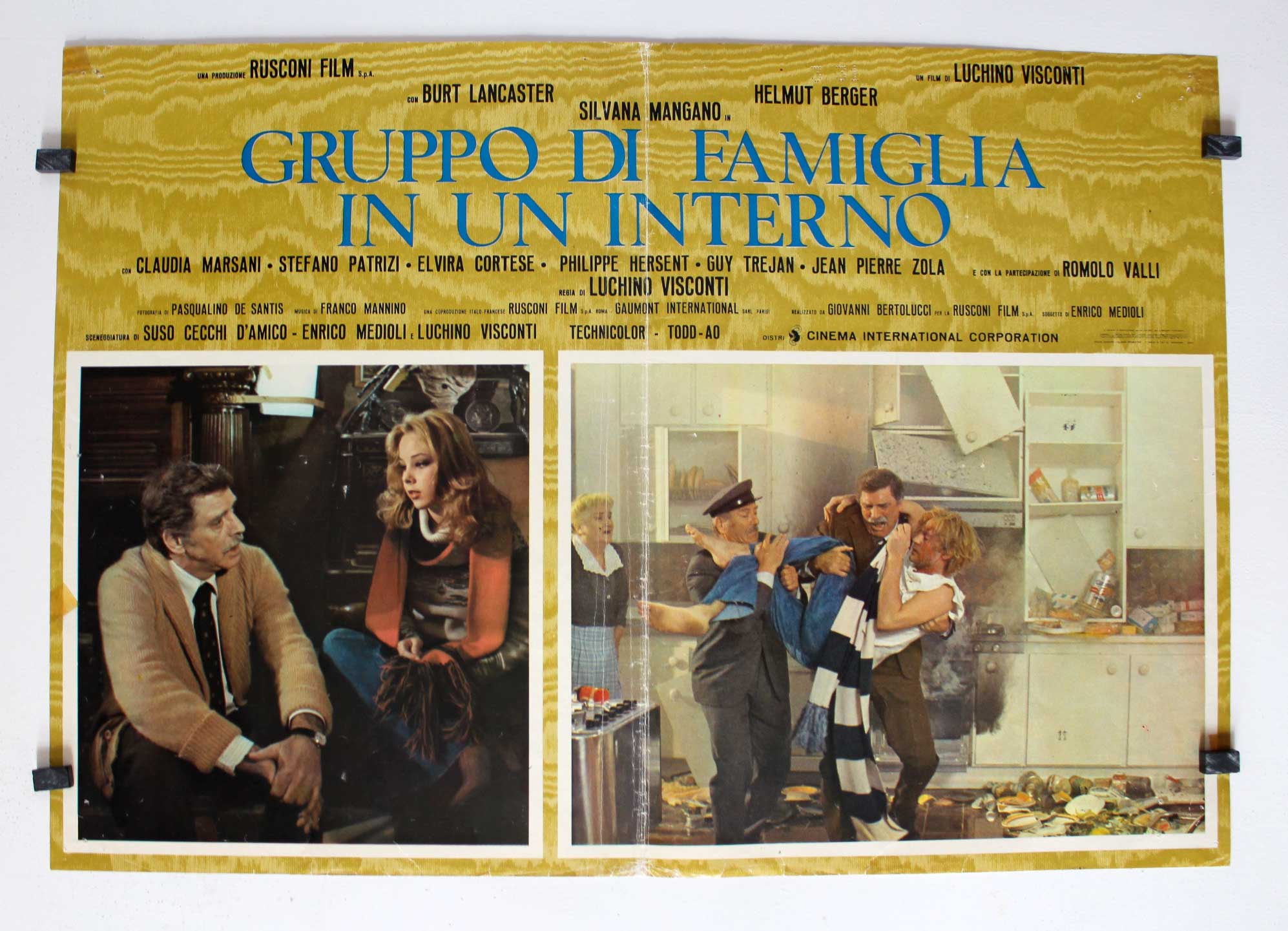 GRUPPO DI FAMIGLIA IN UN INTERNO