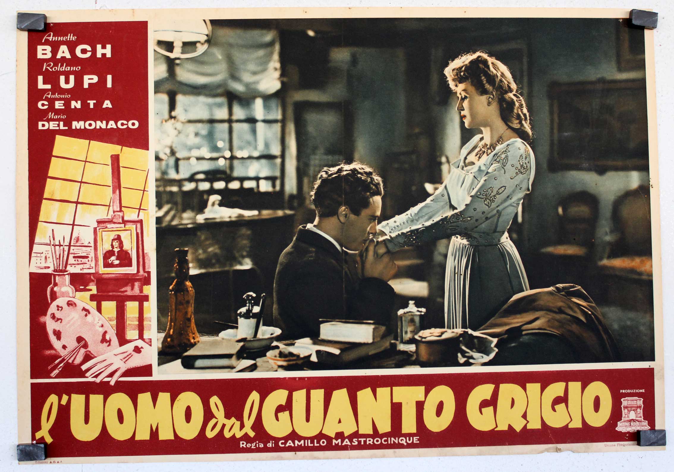 LUOMO DAL GUANTO GRIGIO