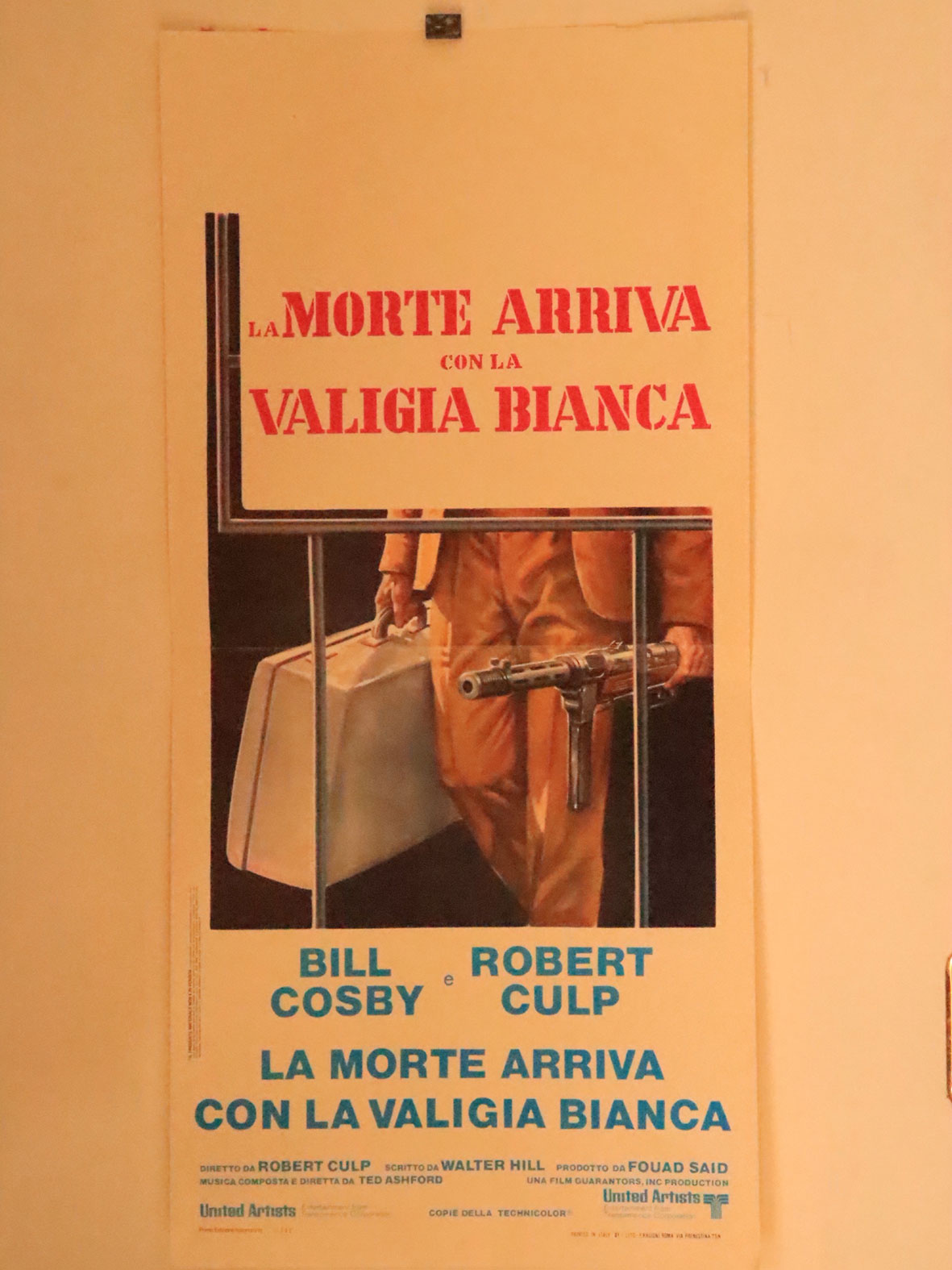 LA MORTE ARRIVA CON LA VALIGIA BIANCA