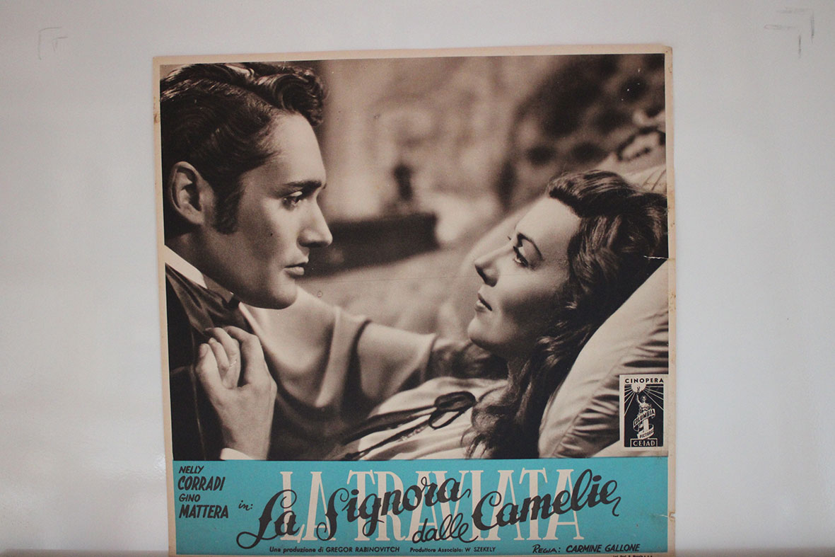 LA SIGNORA DALLE CAMELIE