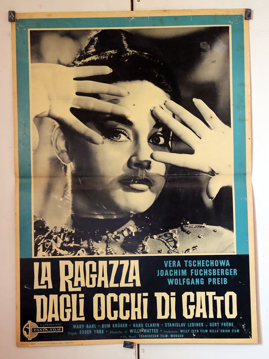 LA RAGAZZA DAGLI OCCHI DI GATTO