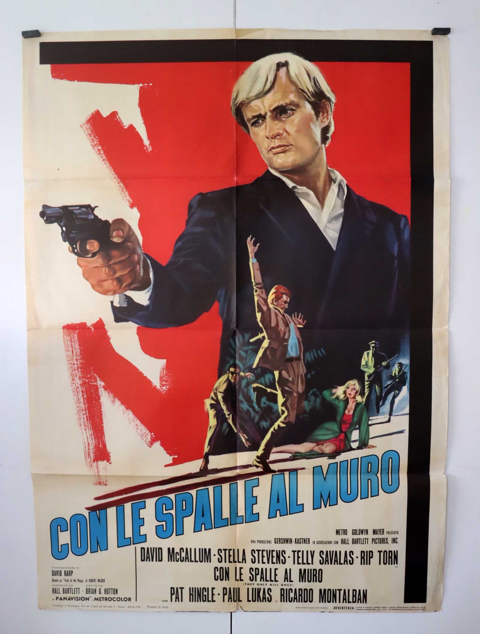 CON LE SPALLE AL MURO