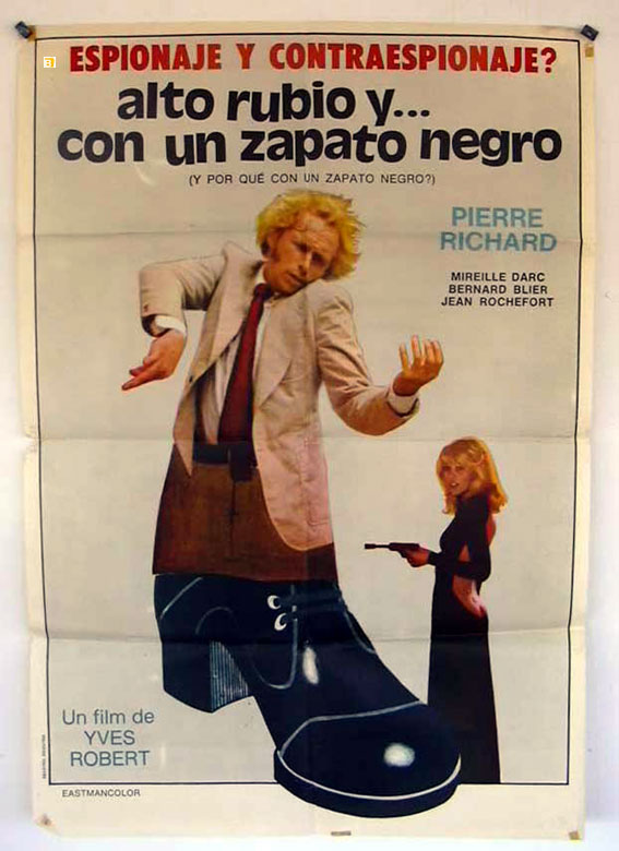 ALTO RUBIO Y CON UN ZAPATO NEGRO