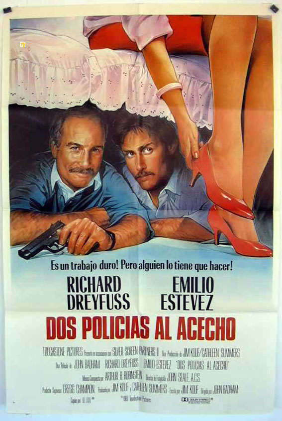 DOS POLICIAS AL ACECHO