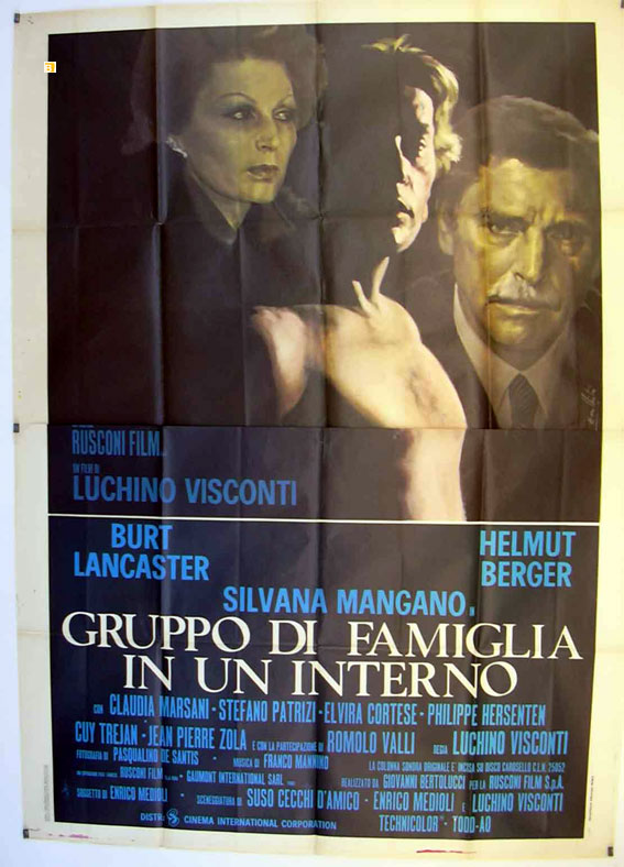 GRUPPO DI FAMIGLIA IN UN INTERNO